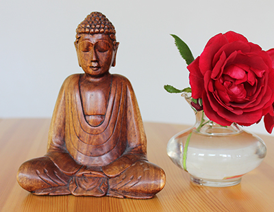 Zu sehen ist eine Buddha Statue Zu sehen ist eine Buddha Statue